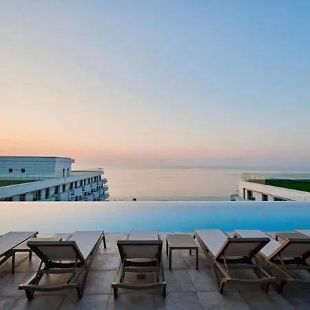 Heaven Infinity Aurora Pool & Năvodari